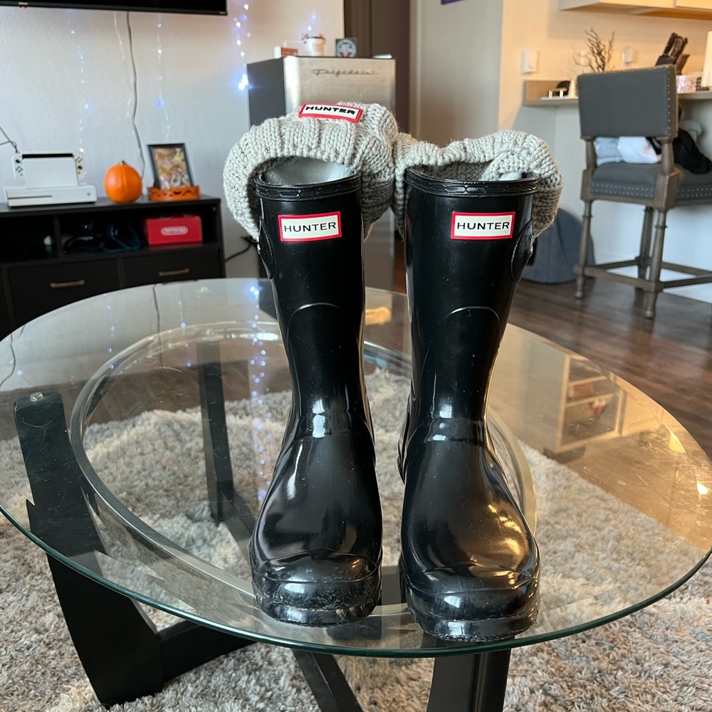Hunter women’s black rain boot with sock inserts. Size: 9